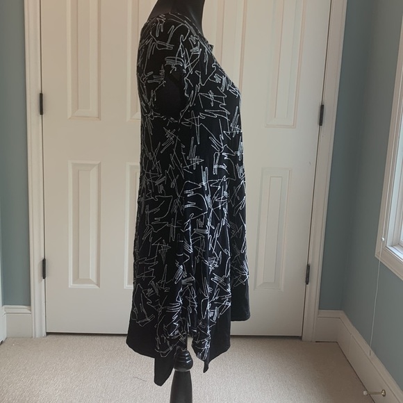 NICHE Nilgun Derman Zig Zag Jersey Embroidered Asymmetrical Hem Top - Picture 2 of 5